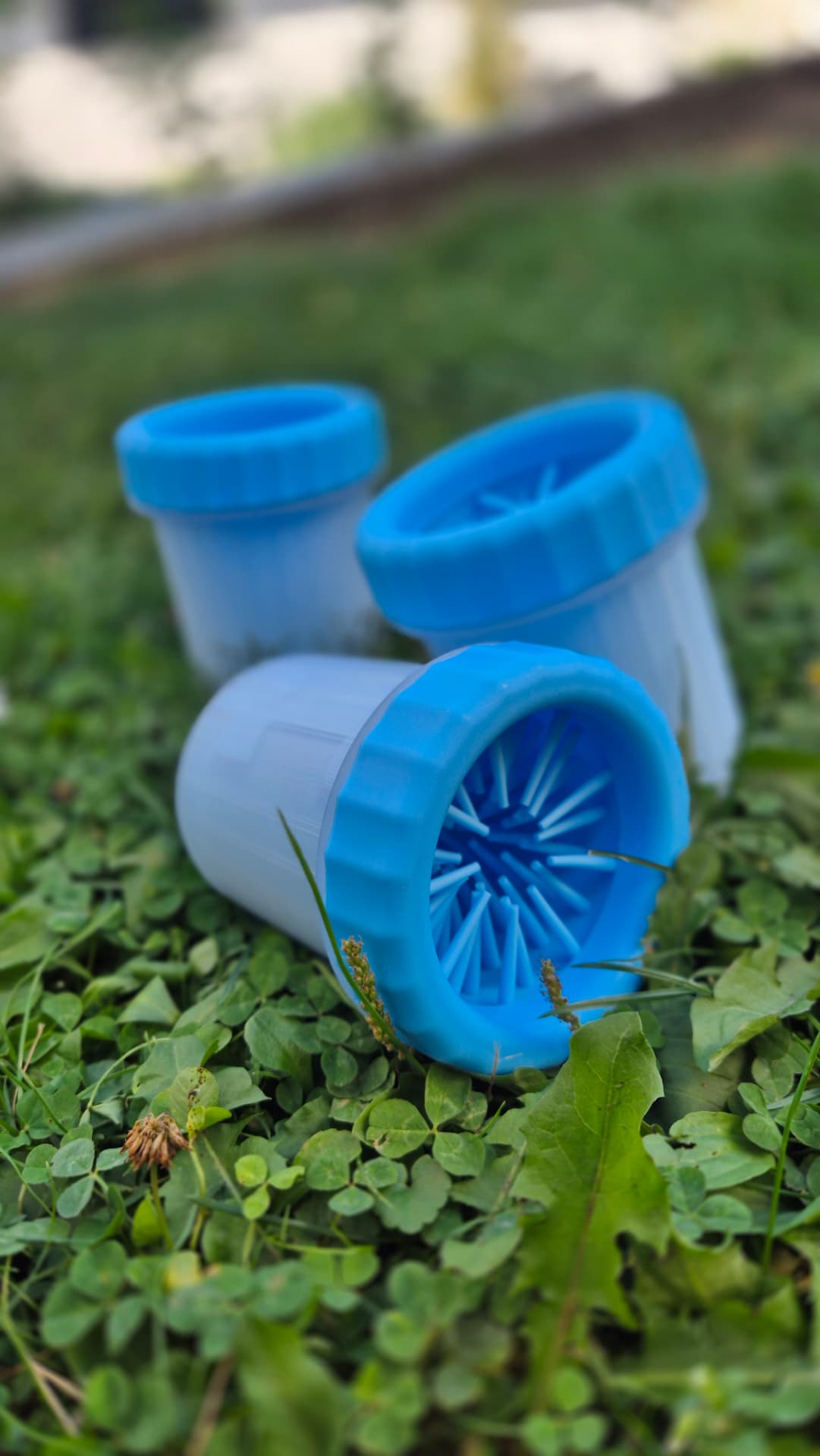 Tri modré čističe labiek Dogo PawClean v tráve